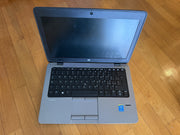 HP EliteBook 820 - notebook aperto con tastiera e schermo
