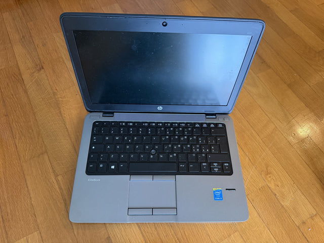 HP EliteBook 820 - notebook aperto con tastiera e schermo