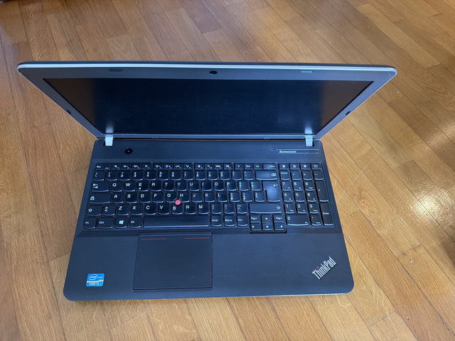 Lenovo ThinkPad 15 pollici - notebook aperto con tastiera